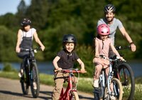 Binau, Odenwald, Baden-Württemberg, Deutschland
Familie mit Fahrrädern und Wohnmobil auf dem Campingplatz. 
Fortuna Camping, Binau, Odenwald, Baden-Württemberg, Deutschland | © Stefan Leitner