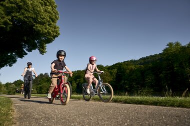 Binau, Odenwald, Baden-Württemberg, Deutschland
Familie mit Fahrrädern und Wohnmobil auf dem Campingplatz. 
Fortuna Camping, Binau, Odenwald, Baden-Württemberg, Deutschland | © Stefan Leitner