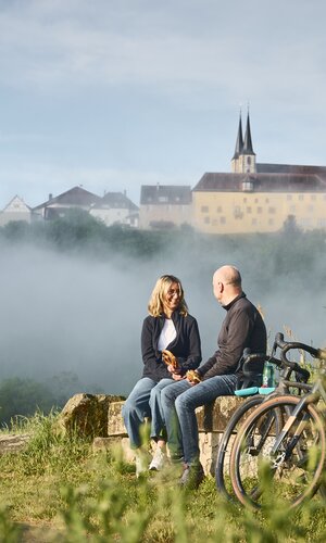Fahrradfahrer bei einer kleinen Essenspause kurz vor der Stadt Bad Wimpfen mit dem Blauen Turm im Hintergrund, Bad Wimpfen | © Stefan Leitner