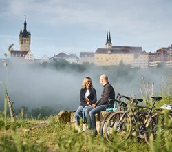 Fahrradfahrer bei einer kleinen Essenspause kurz vor der Stadt Bad Wimpfen mit dem Blauen Turm im Hintergrund, Bad Wimpfen | © Stefan Leitner