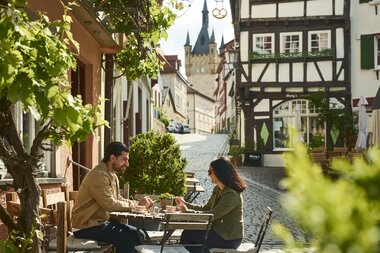 Pärchen bei Kaffee und Kuchen in der Café und Weinstube Feyerabend in Bad Wimpfen | © Stefan Leitner
