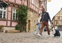Pärchen das gerade anreist für einen Hotelaufenthalt im Gästehaus Sonne, Bad Wimpfen | © Stefan Leitner