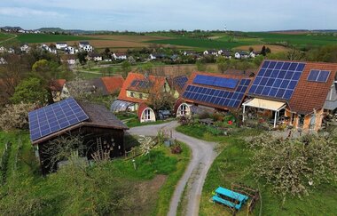 Der Hof von oben mit den Campingpodes und der Tenne | © Touristikgemeinschaft Hohenlohe e. V. | Burgstallhof