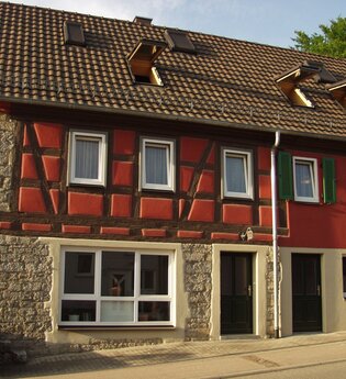 Das Fachwerkhaus von außen ist mit roter Farbe angestrichen | © Touristikgemeinschaft Hohenlohe e. V.  | Klaus Schirmer