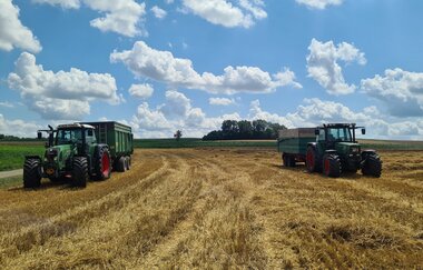 zwei arbeitende Traktoren auf einem Feld | © S. Carle | Ferienhof Carle