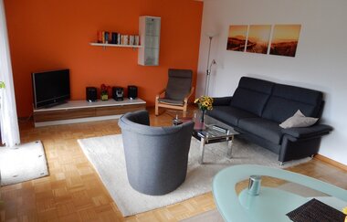 Wohnzimmer der Ferienwohnung Abendsonne in Neckargemünd mit Couch und TV | © Ferienwohnung Abendsonne