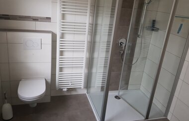 Badezimmer mit bodentiefer Dusche und WC | © Touristikgemeinschaft Hohenlohe e. V. | Ferienwohnung Düll
