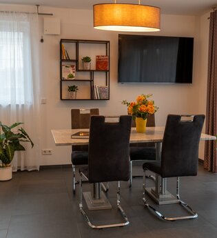 Esszimmer mit Flachbild-TV der Ferienwohnung Hantmann | © Ferienwohnung Hantmann Neckargemünd