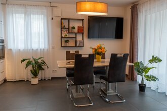 Esszimmer mit Flachbild-TV der Ferienwohnung Hantmann | © Ferienwohnung Hantmann Neckargemünd