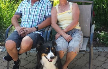 Familie Reiner mit Hund auf zwei Gartenstühlen | © Neckar-Zaber-Tourismus e.V.