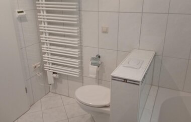 Badezimmer weiß gekachelt | © Dörr