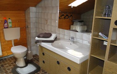 Bad mit Toulette, Waschbecken und Regal | © Neckar-Zaber-Tourismus e.V.