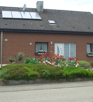 Außenansicht der Ferienwohnung Winterweg: Braunes Gebäude mit dunkelbraunen Dachziegeln | © Neckar-Zaber-Tourismus e.V.