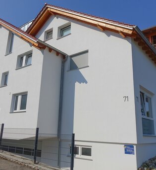 Außenansicht der Ferienwohnungen: weißes Gebäude mit rotem Dach. | © Neckar-Zaber-Tourismus e.V.