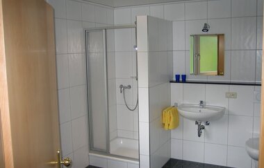 Badezimmer mit Dusche, Toilette und Waschbecken