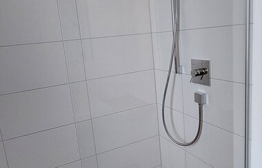 Dusche, weiße Wände, grauer Boden | © Neckar-Zaber-Tourismus e.V.