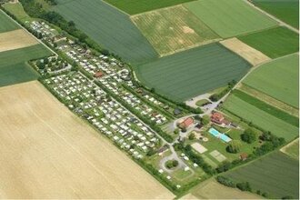 Luftaufnahme eines Campingplatzes inmitten von Wiesen und Feldern | © Camping Hilsbachtal