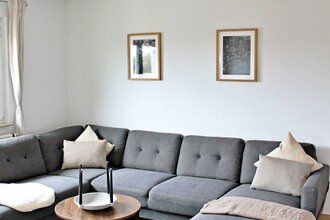 Einladendes großes Sofa | © Touristikgemeinschaft Hohenlohe e. V. | Melanie-Isabell Rettich