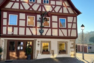 Außenansicht der historischen Rose mit Fachwerk | © Touristikgemeinschaft Hohenlohe e. V. | Gasthaus Rose