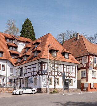 Hotelgebäude mit Fachwerk | © Hotel Bär