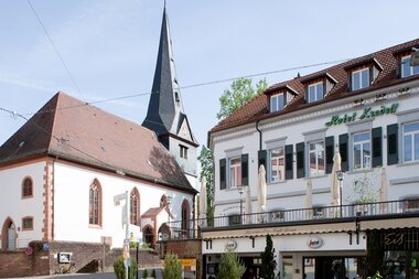 Hotel Kredell in Neckargemünd von außen. Nebenan befindet sich eine Kirche | © Hotel Kredell