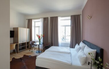 Hotelzimmer mit Doppelbett,  Flachbild-TV, Schreibtisch und kleiner Sitzecke | © Hotel Kredell