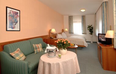 Doppelzimmer mit Couch | © Touristikgemeinschaft Hohenlohe e. V. | Hotel und Restaurant Bergfried