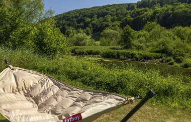 Entspannen in der Hängematte an der Jagst im Ferienhaus Renkenmühle bei Mulfingen | © Hohenlohe + Schwäbisch Hall Tourimus e. V.