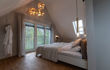 Suite mit Doppelbett und Ausblick im Ferienhaus Renkenmühle | © Hohenlohe + Schwäbisch Hall Tourimus e. V.