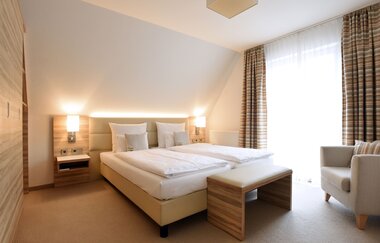 Helles und modernes Hotelzimmer im Schloß-Hotel Ingelfingen | © Touristikgemeinschaft Hohenlohe | Schloß-Hotel Ingelfingen