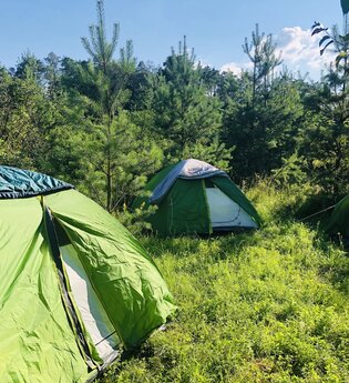 Trekking-Camp Sonnenberg mit 3 Zelten inmitten der Natur | © Touristikgemeinschaft Odenwald e.V.