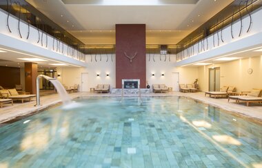Der Innenpool hat ist hell erleuchtet und mit warmen erdigen Farben gestrichen | © Touristikgemeinschaft Hohenlohe e. V. | Wald & Schlosshotel Friedrichsruhe