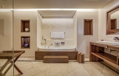 Im Badezimmer steht eine große Wanne, das Zimmer ist sehr geräumig | © Touristikgemeinschaft Hohenlohe e. V. | Wald & Schlosshotel Friedrichsruhe