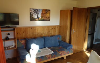 Im Wohnzimmer steht eine Couch und ein TV-Gerät | © Touristikgemeinschaft Hohenlohe e. V.  | Weingut Keil