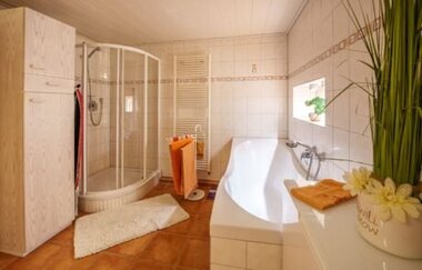 Großes Badezimmer mit Badewanne und Dusche | © Neckar-Zaber-Tourismus e.V.