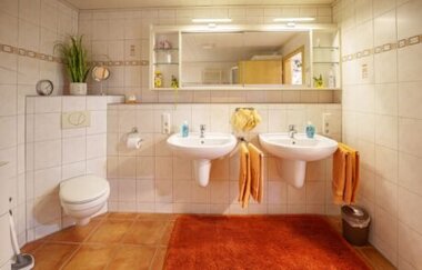 Bad mit Toilette, zwei Waschbecken und Spiegel | © Neckar-Zaber-Tourismus e.V.