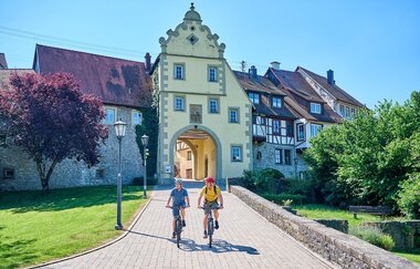 Radfahrer beim Würzburger Tor, Forchtenberg | © Touristikgemeinschaft Hohenlohe e. V. | Florian Trykowski