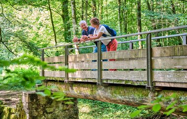 Romantisches Kupfertal bei Forchtenberg, Paar auf einer Brücke | © Touristikgemeinschaft Hohenlohe e. V. |  Florian Trykowski