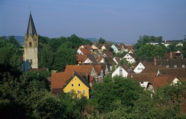 Im Dorf Eschental steht eine markante Kirche mit Turm | © Touristikgemeinschaft Hohenlohe e. V. | Eva Maria Kraiss