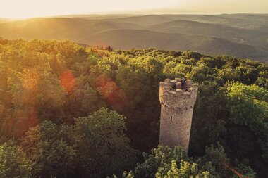 Katzenbuckel-Turm im Sonnenuntergang / Odenwald | © Touristikgemeinschaft Odenwald e.V.