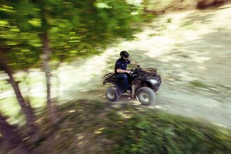 Eine Person fährt auf einem Quad | © Touristikgemeinschaft Hohenlohe e. V. | AdventureSteinbruch by trnds7R