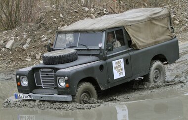 Ein Landrover durchfährt Wasser | © Touristikgemeinschaft Hohenlohe e. V. | AdventureSteinbruch by trnds7R