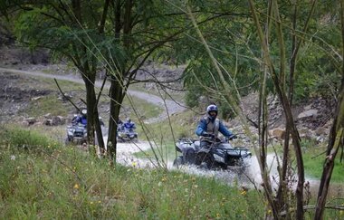 Quads fahren durchs Gelände | © Touristikgemeinschaft Hohenlohe e. V. | AdventureSteinbruch by trnds7R