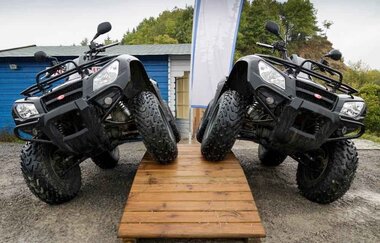 Zwei Quads stehen auf einer Schräge | © Touristikgemeinschaft Hohenlohe e. V. | AdventureSteinbruch by trnds7R