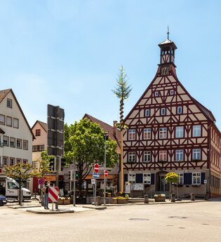 Marktplatz in Gaildorf mit dem Alten Rathaus und Fachwerkhäusern. | © Stadt Gaildorf