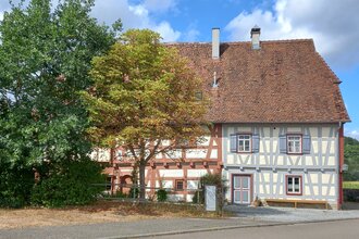 Fachwerkhaus in Gaildorf mit Bäumen im Vordergrund. | © Petra Natzkowski