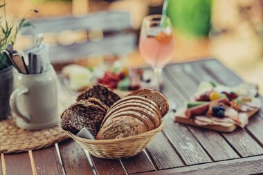 Gemütliche Gastronomiebetriebe im Odenwald mit gutem Essen und Trinken, laden zu einer Einkehr ein. | © Touristikgemeinschaft Odenwald e.V.