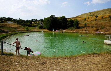 Der Badesee liegt an einem Steinbruch | © Touristikgemeinschaft Hohenlohe e. V. | Gemeinde Dörzbach
