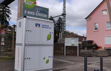E-Bike-Ladestation am Bahnhof Möckmühl | Kocher-Jagst-Radweg | HeilbronnerLand | © Touristikgemeinschaft HeilbronnerLand