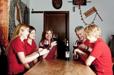 Familie Holzwarth gemeinsam am Tisch | Weingut Holzwarth mit Besenwirtschaft Spundloch | Brackenheim | © Neckar-Zaber-Tourismus e.V.